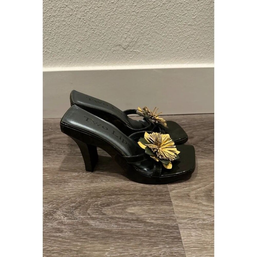 Two Lips Black Patent Flower Sandals Women’s 6 Narrow Slide Heels - Picture 2 of 5